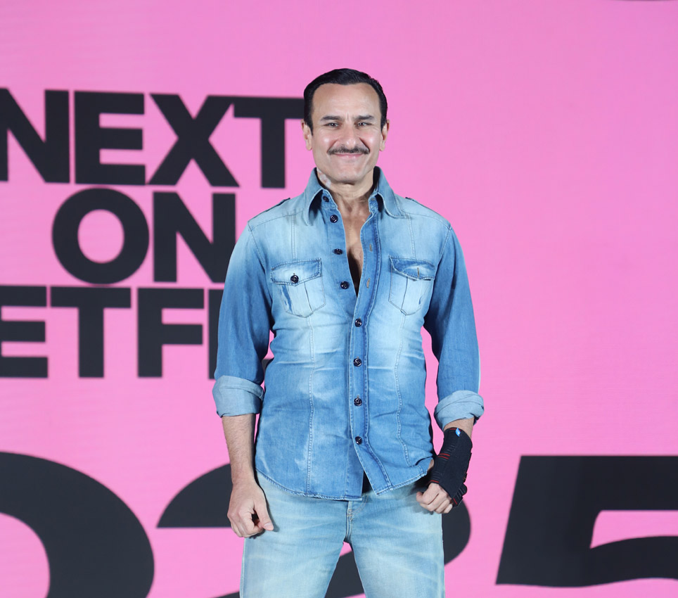 Saif Ali Khan bei einem Netflix-PR-Event für JEWEL THIEF mit Verletzungen am Hals und am Arm.